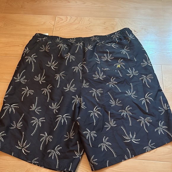 Old Navy Men’s XXLT Swim Trunks - Picture 7 of 7